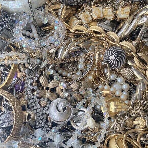 2 LB Vtg 2 Now Estate Costume Jewelry Lot Some Signed All Wearable Silver Gold - Picture 3 of 5